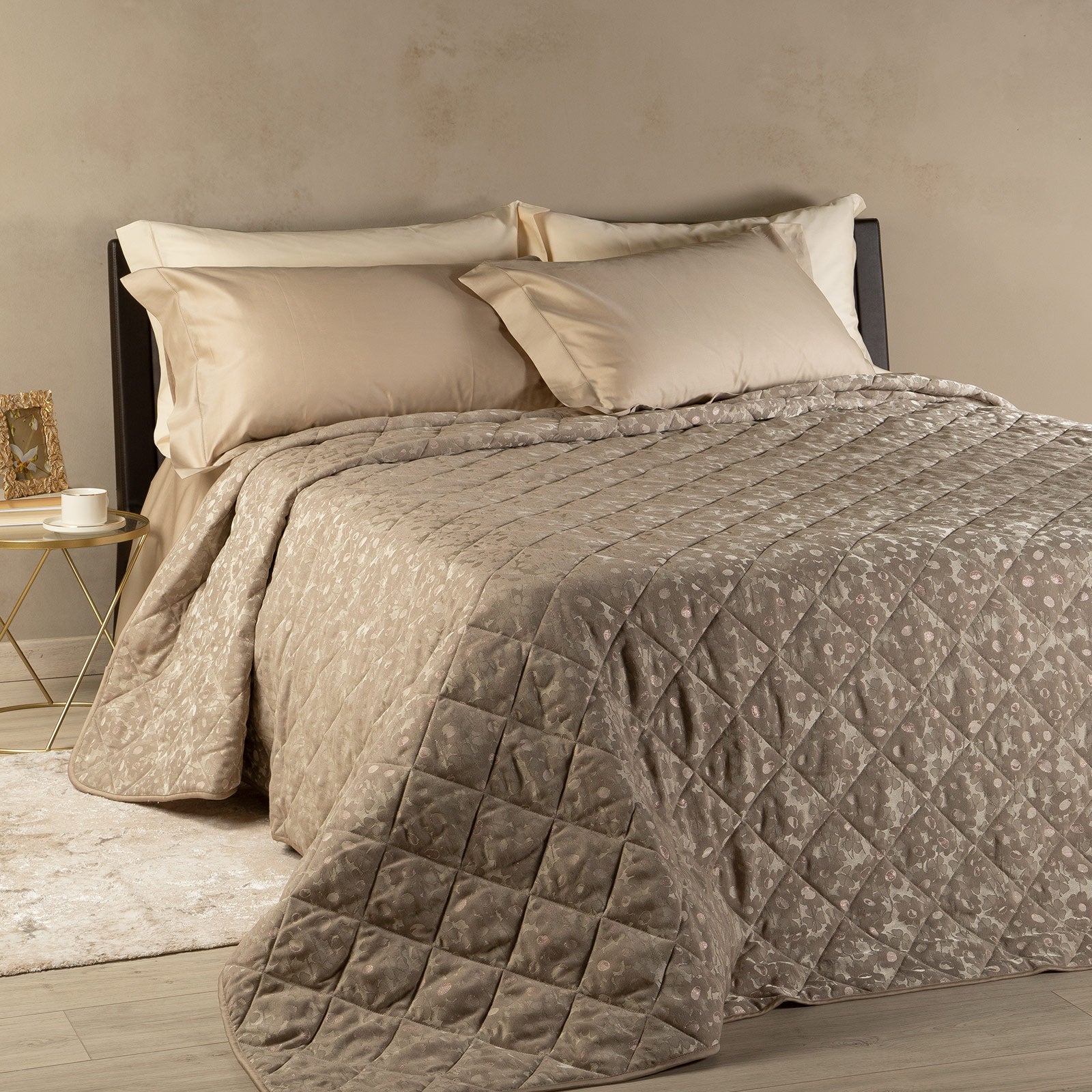 Copriletto-trapuntato-Matrimoniale-Tortora-Still-Non Assegnato-Caleffi-Jacquard-Fibra-anallergica