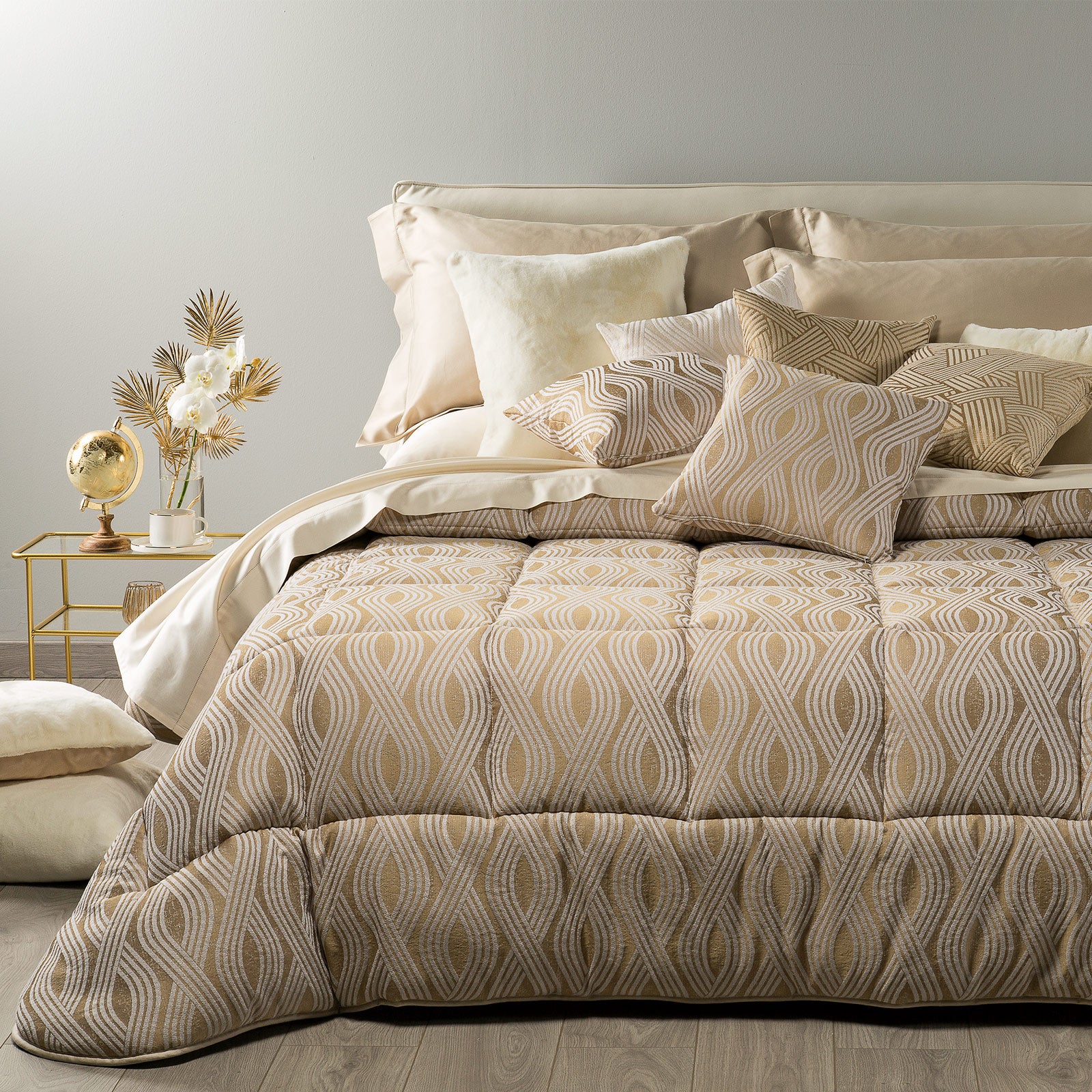 Trapunta-Matrimoniale-Oro-Abbraccio-Floreale-Caleffi-Jacquard-Microfibra